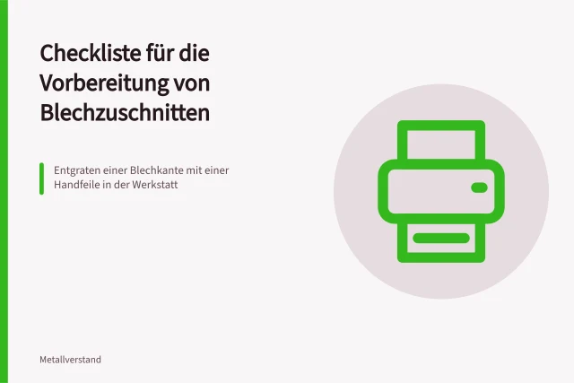 Entgraten einer Blechkante mit einer Handfeile in der Werkstatt. Checkliste für die Vorbereitung von Blechzuschnitten