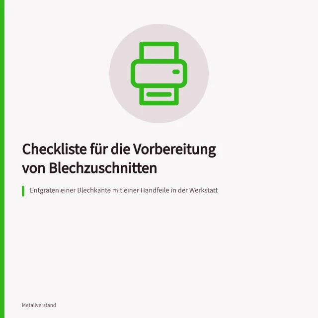 Entgraten einer Blechkante mit einer Handfeile in der Werkstatt. Checkliste für die Vorbereitung von Blechzuschnitten