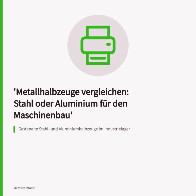 Gestapelte Stahl- und Aluminiumhalbzeuge im Industrielager. Metallhalbzeuge vergleichen: Stahl oder Aluminium für den Maschinenbau